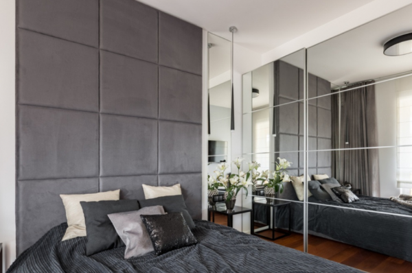 Kamar dengan lemari pakaian berlapis cermin untuk kesan megah